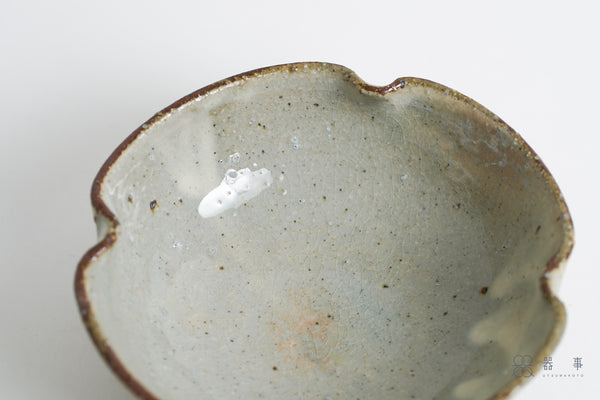 【再入荷】灰釉化粧四葉鉢 | 小辻真一