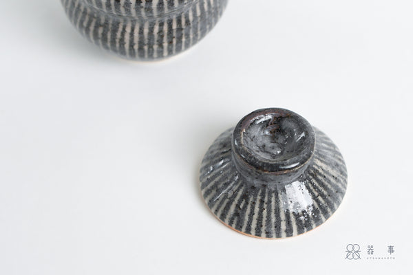 鼠志野釉十草蓋物 | 三浦繁久