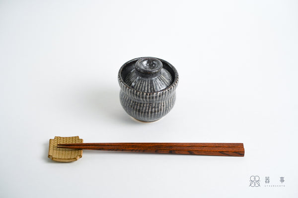 鼠志野釉十草蓋物 | 三浦繁久