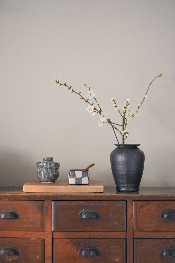 鼠志野釉十草蓋物 | 三浦繁久