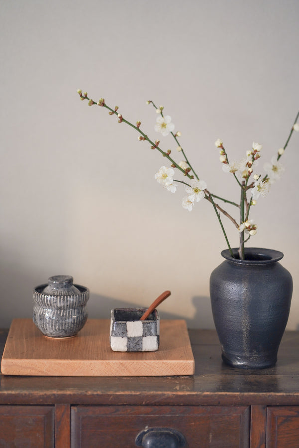 鼠志野釉十草蓋物 | 三浦繁久